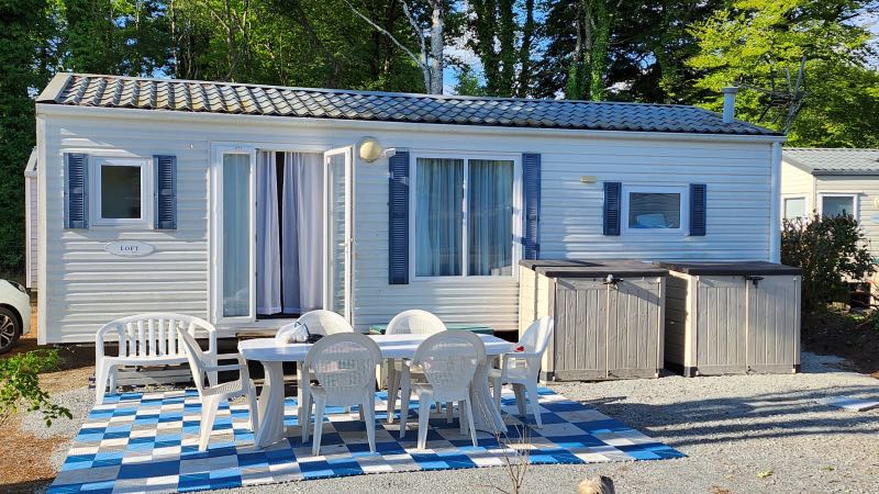 Mobil-home sous les arbres du camping